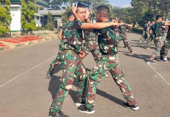 Latihan bela diri militer taktis prajurit Yonkes 2 Kostrad, Selasa (31/10)