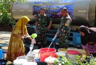 Lanal Cilacap Salurkan Bantuan 17000 Liter Air Bersih untuk Masyarakat 