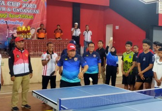 Walikota Blitar Santoso Jajal Main Tenis Meja di Kejuaraan Tenis Meja Tahun 2023