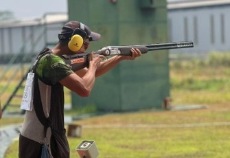 Aksi Pratu Virgha Katagori Team Trap Man Shotgun 100 Meter Lomba Menembak Bank DKI Cup 2023, di Lapangan Tembak Senayan Jakarta, Sabtu (4/11)