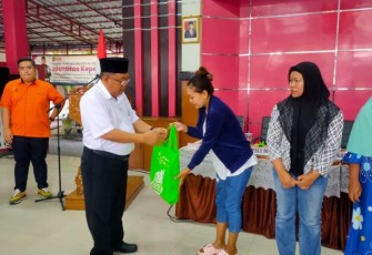Walikota Blitar Santoso Salurkan Bantuan Pangan ke Warganya yang Rentan Stunting