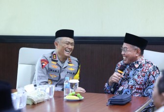 Kapolda Jatim Irjen Pol Imam Sugianto bersama Ketum PW Muhammadiyah Jatim