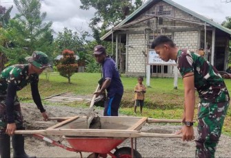 Prajurit satgas Yonif 310/KK percepat pembangunan gereja di perbatasan, Rabu (8/11)