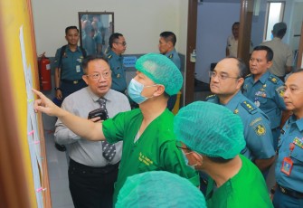 Kadiskesal Laksamana Pertama TNI Dr. dr. R.M. Tjahja Nurrobi, M.Kes., Sp.OT (K) Hand memastikan kesiapan Operasi Transplantasi Ginjal sekaligus meninjau berbagai fasilitas unggulan di jajaran Dinas Kesehatan TNI AL, RSPAL dr. Ramelan, Surabaya, Selasa (7/11).