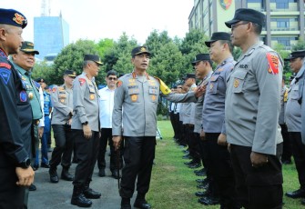 Kabareskrim Polri Komjen Wahyu Widada saat pengecekan pasukan pengamanan Piala Dunia U-17 di mapolda Jatim, Kamis (9/11)