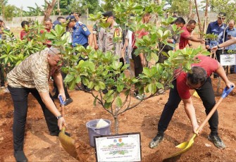 Pangkostrad Letjen TNI Maruli Simanjuntak (kanan) saat tanam pohon di lahan tidur Kamal Botanical Garden Jakarta Barat, Kamis (9/11)