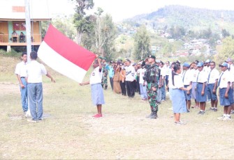 Upacara peringatan hari Pahlawan di SMA Negeri 1 Sugapa, Kabupaten Intan Jaya, Papua Tengah, Jum'at (10/11)