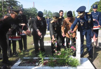 Danrem 031/WB Brigjen TNI Dany Racka saat tabur bunga di TMP Kusuma Dharma, Jum'at (10/11)
