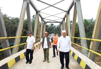 Bupati Pasaman Barat Tinjau Pembangunan Jembatan Tombang Jarung 