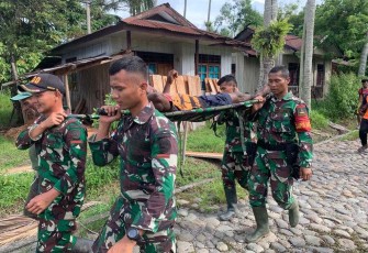 Gunakan tandu evakuasi warga yang terluka kecelakaan kerja, Senin (13/11)