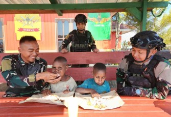 Penuh kasih sayang prajurit Tri Dharma suapi anak-anak Intan Jaya, Rabu (15/11)