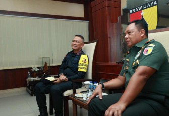 Kapolda Jatim Irjen Pol Imam Sugianto saat mengunjungi Kodam V Brawijaya, Kamis (16/11)