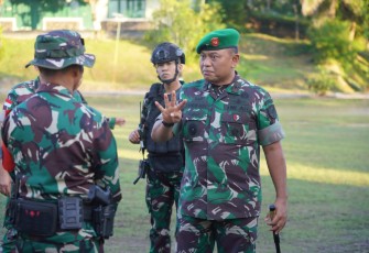 Danrem 121/Abw Brigjen TNI Luqman Arief saat memberikan motivasi prajurit Yonif 642/Kps, Kamis (16/11)