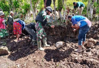 Karya bakti bersama masyarakat di gereja perbatasan 