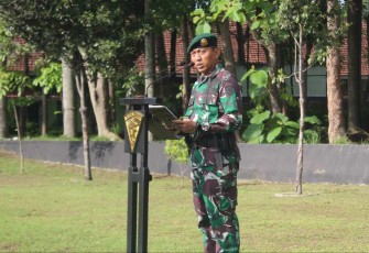 Kasmenarmed 2 Kostrad Letkol Arm Siswo Budiarto saat membacakan amanat Kasad, Jum'at (17/11)