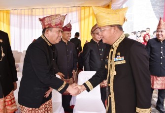 Kepala Bakamla RI saat bersalaman dengan Gubernur Bengkulu Rohidin Mersyah