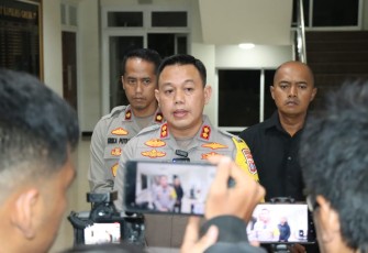 Kapolres Gresik AKBP Adhitya Panji Anom saat memberikan keterangan pers 