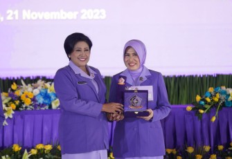 Ketua Umum Dharma Pertiwi dan IKKT Pragati Wira Anggini Ny Vero Yudo Margono melaksanakan acara Rapat Paripurna dalam rangka Sertijab Ketua Umum Dharma Pertiwi dan IKKT Pragati Wira Anggini bersama Ny. Evi Agus Subiyanto, di Joglo Ageng Mabes TNI, Cilangkap, Jakarta Timur, Selasa (21/11/2023)