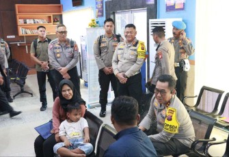 Kapolda Kalteng Irjen Pol Drs Djoko Poerwanto saat berdialog dengan masyarakat, Selasa (21/11)