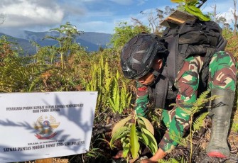 Penanaman pohon prajurit satgas Yonif PR 330/Tri Dharma, Selasa (21/11)