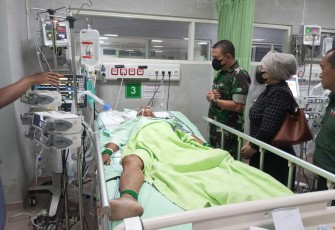 Dandim 0803/Madiun Letkol Inf Meina Helmi saat menjenguk anggotanya sakit, Rabu (22/11)