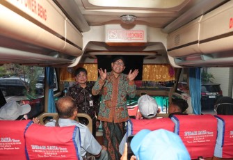 Menteri Desa, Pembangunan Daerah Tertinggal dan Transmigrasi Abdul Halim Iskandar memberikan arahan sekaligus melepas pemberangkatan Transmigran daerah asal Provinsi Jawa Timur Tahun 2023 di Gedung Islamic Center Surabaya. Kamis (23/11/23)