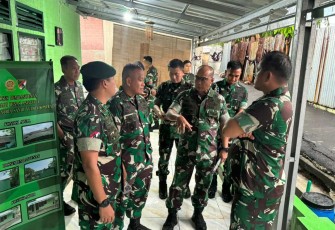 Pangkostrad Letjen TNI Maruli Simanjuntak saat meninjau pembangunan rumah dinas prajurit batalyon SSY di Lenteng Agung Jakarta Selatan, Kamis (23/11)