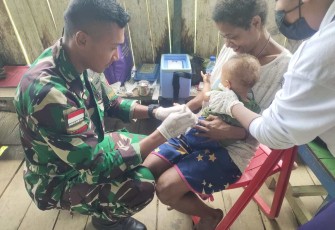Pelayanan posyandu Satgas Yonif 310/KK di perbatasan, Jum'at (24/11)