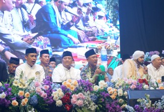 Danrem 081/DSJ Kolonel Inf H. Sugiyono bersholawat di lapangan desa Kaibon, Madiun, Jum'at (24/11)