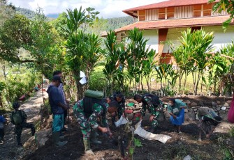 Satgas Yonif 310/KK Bersama Warga Perbatasan Percantik Gereja 