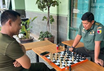 Kapenrem 081/DSJ Mayor Cpl H Eko Sudarto saat mengolah permainan catur, Kamis (30/11)