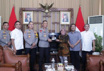 Kapolda Jatim Irjen Pol Imam Sugianto saat mengunjungi kantor DPRD Jawa Timur, Selasa (5/12)