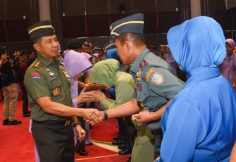 Panglima TNI Jenderal Agus Subiyanto memberikan ucapan selamat kenaikan pangkat Pangkolinlamil, Selasa (5/12)