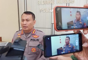 Kabid Humas Polda Jatim Kombes Dirmanto saat memberikan keterangan pers 