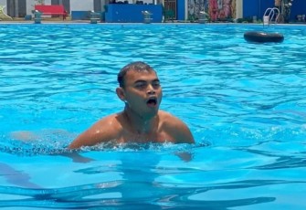 Prajurit Menarmed 2 Kostrad saat Uji Petik Kemampuan Renang Dasar di Kolam renang Rampal, Malang, Jum'at (8/12)