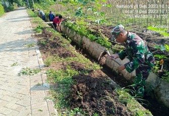 Babinsa Kodim 0802/Ponorogo Kerja Bakti Bersihkan Talud Jalan 