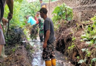 Pembersihan sampah di saluran air sungai di desa Sentul Kecamatan Kragilan, Serang, Senin (11/12)