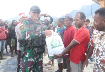 Dansatgas 330 Tri Dharma Mayor Inf Dedy Pungky Irawanto saat menyalurkan bantuan beras Bulog ke warga Kabupaten Intan Jaya, Selasa (12/12)