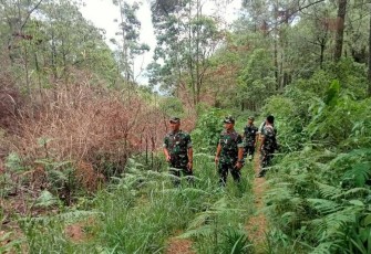 Danrem 081/DSJ Kolonel Inf H. Sugiyono cek lokasi pasca kebakaran hutan di gunung Lawu, Selasa (12/12)