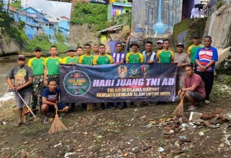 Karya bakti bersihkan lingkungan prajurit Menarmed 2 Kostrad, Kamis (14/12)