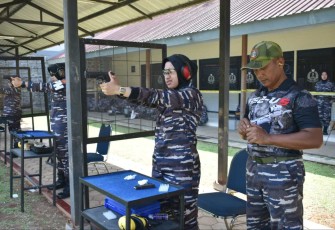 Prajurit Kolinlamil saat lomba menembak HUT ke 61 Kowal di Jakarta, Kamis (14/12)