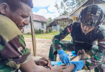 Pelayanan kesehatan satgas Yonif 310/KK untuk warga perbatasan
