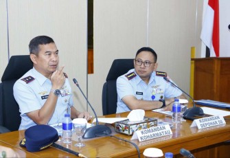Dankoharmatau Marsma TNI Oki Yanuar saat memberikan pengarahan di Depohar 50, Solo, Kamis (14/12)