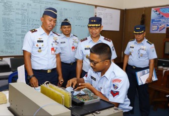 Dankoharmatau Marsma TNI Oki Yanuar saat meninjau satuan jajaran Depohar 50, Solo, Kamis (14/12)