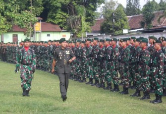 Danmenarmed 2 Kostrad Kolonel Arm Joko Setiyo Kurniawan saat pengecekan pasukan dalam upacara Hari Juang Kartika TNI AD di Yonarhanud 2 Kostrad, Malang, Jum'at (15/12)