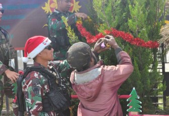 Bersama warga hiasi pohon natal di perbatasan 