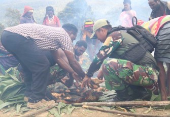 Tradisi bakar batu bersama warga kampung Banzema Kab Intan Jaya, Minggu (17/12)