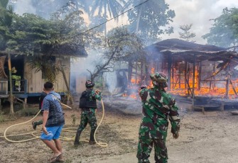 Padamkan api rumah warga di perbatasan