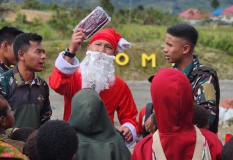 Santa Claus bagikan hadiah untuk warga Holomama