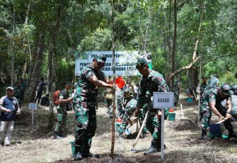 TNI AD Hijaukan Gunung Lawu, Kabupaten Magetan, Rabu (20/12)